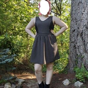 B/W form fitting chic dress